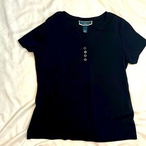 Casual black tee with metal button accents, size M/L